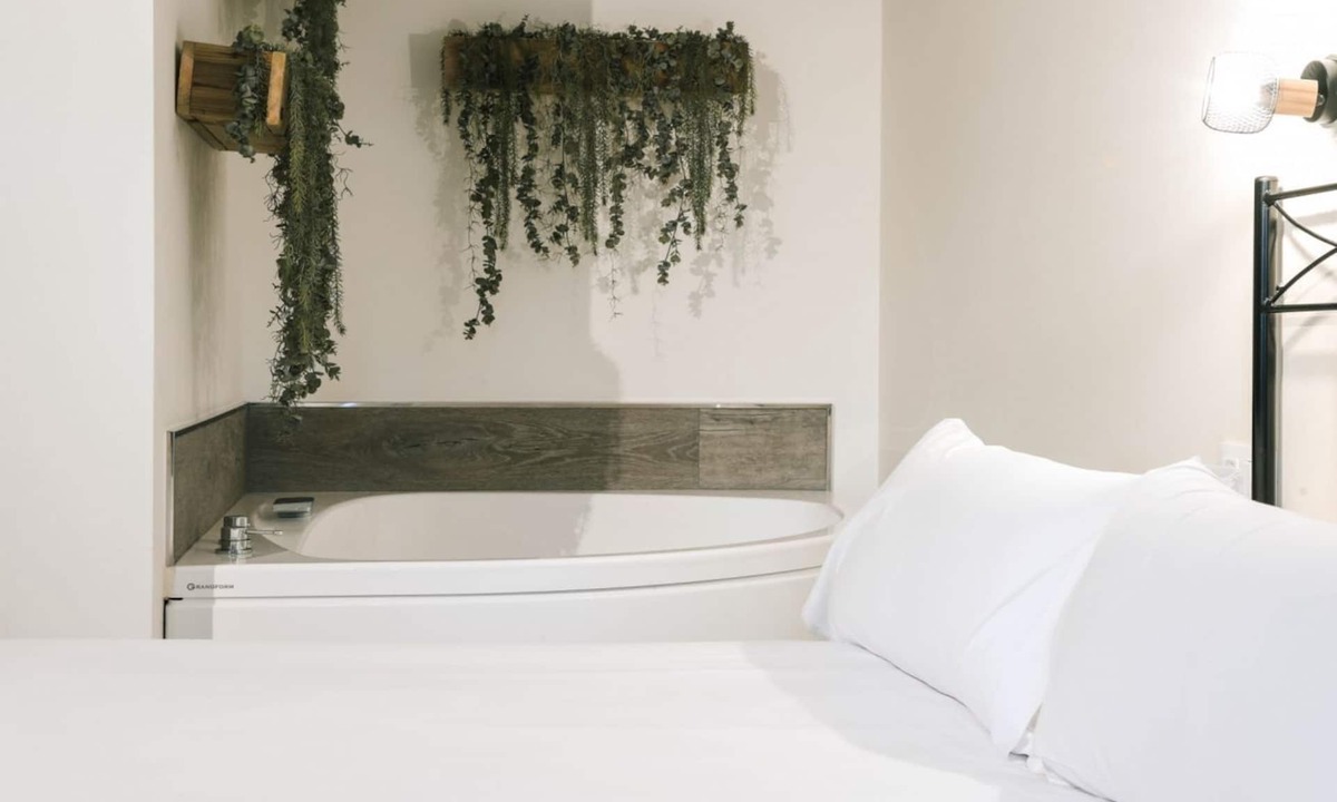Villaverde de Pontones Apartment | Special studio for couples with double whirlpool tub and balcony.
