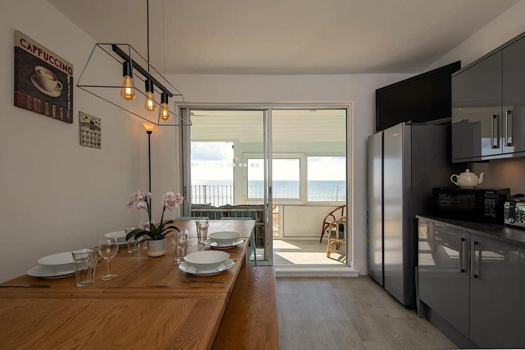 Bognor Regis Apartment | Stunning Beachfront Apt w Balcony & Sea Views