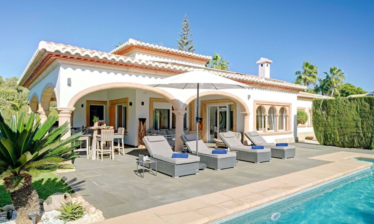 Costa Nova Villa | Stunning private villa for 6 guests with A/C, WIFI, private pool, TV and patio