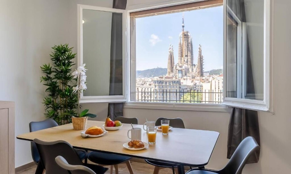 el Fort Pienc Condo | Stunning views over iconic Sagrada Familia! Building perfect for large groups!
