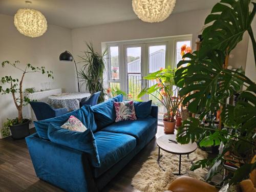 Wandle Valley Apartment | Stylish 1BD Flat with Parking Hackbridge