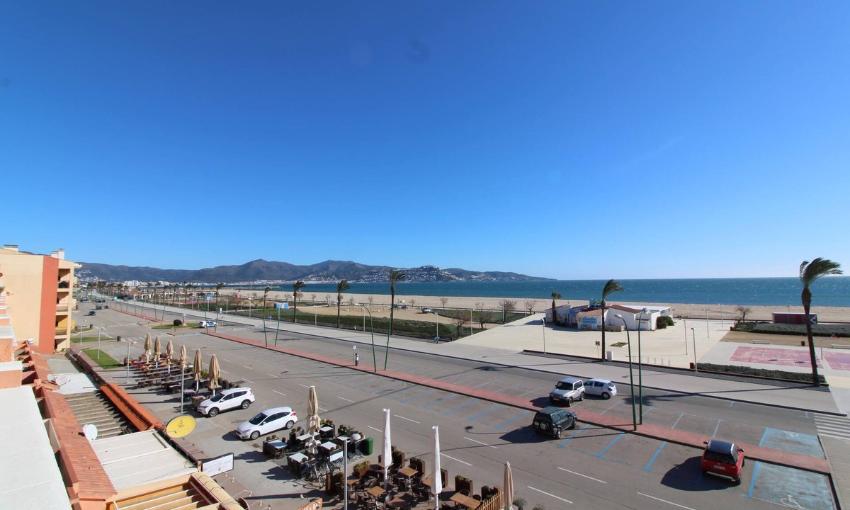 Empuriabrava Apartment | Three bedroom apartment with sea views