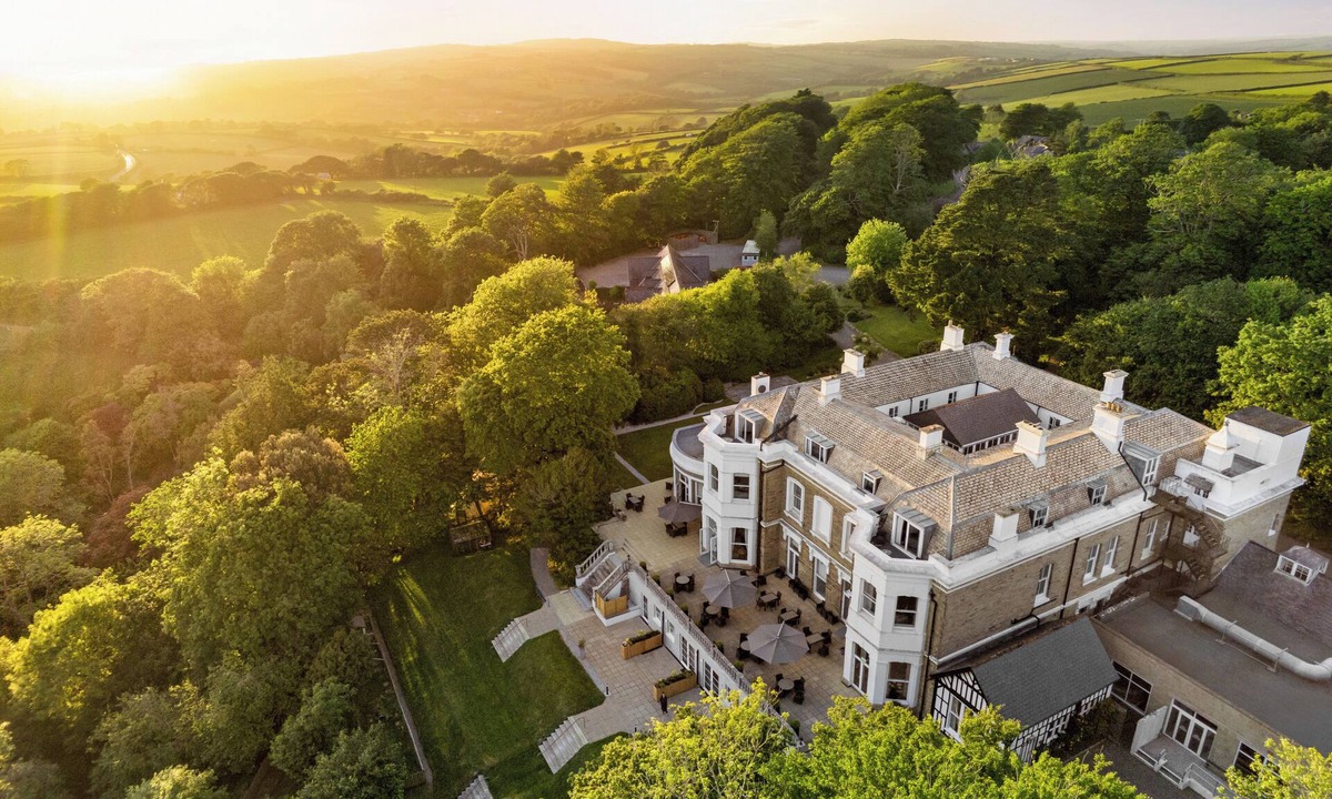 Par Hotel | Trenython Manor Resort