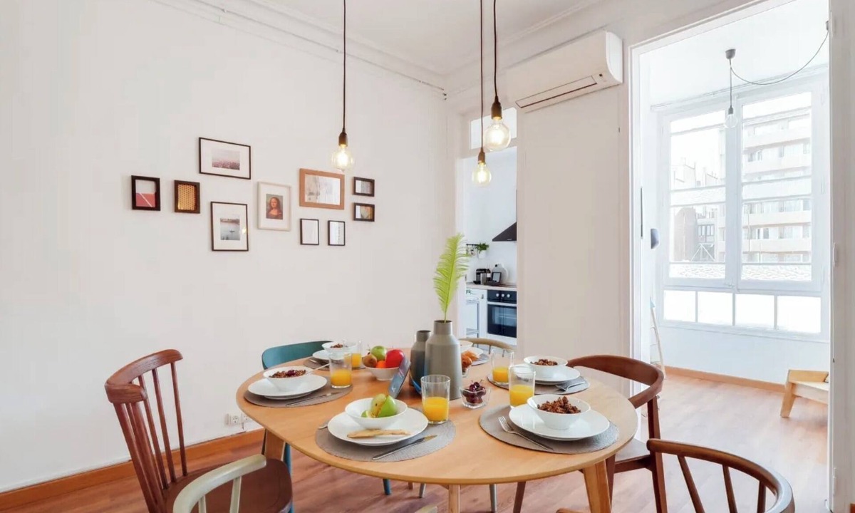 La Nova Esquerra de l'Eixample House | URBAN CITY BUILDING! Perfect for big groups!