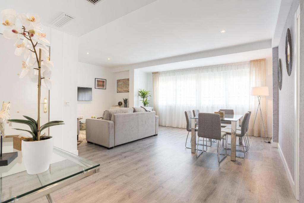 Ensanche Centro Apartment | Urbe10 Blasco de Garay 4 Bedroom Apartment