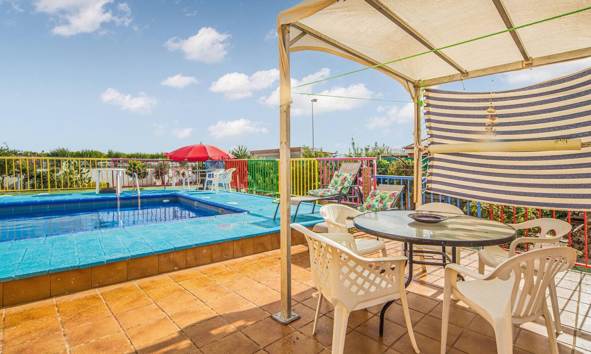 Moncofar House | Very spacious and family vacation home with sports and playground and swimming pool.