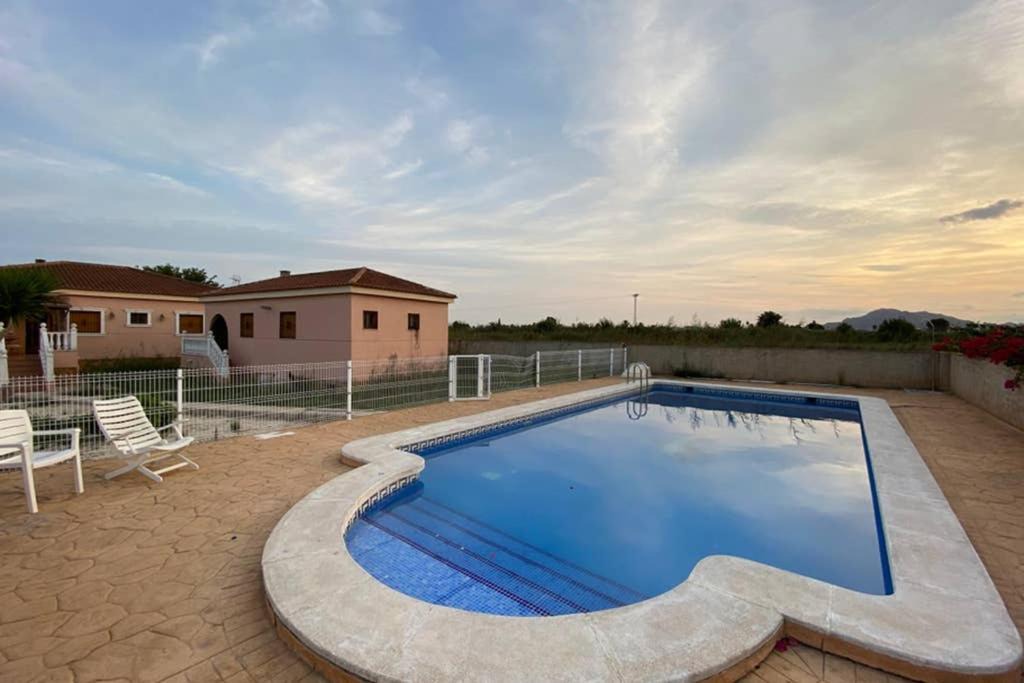 Catral Ski Chalet | Villa Dolores, un chalet con piscina y barbacoa en la huerta del Segura.