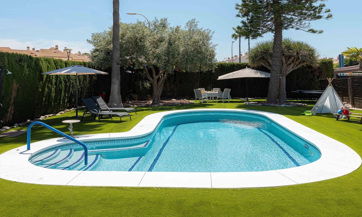 Torre de Benagalbon Villa | Villa 'Málaga Beach - Golf' with Private Pool, Wi-Fi and Air Conditioning