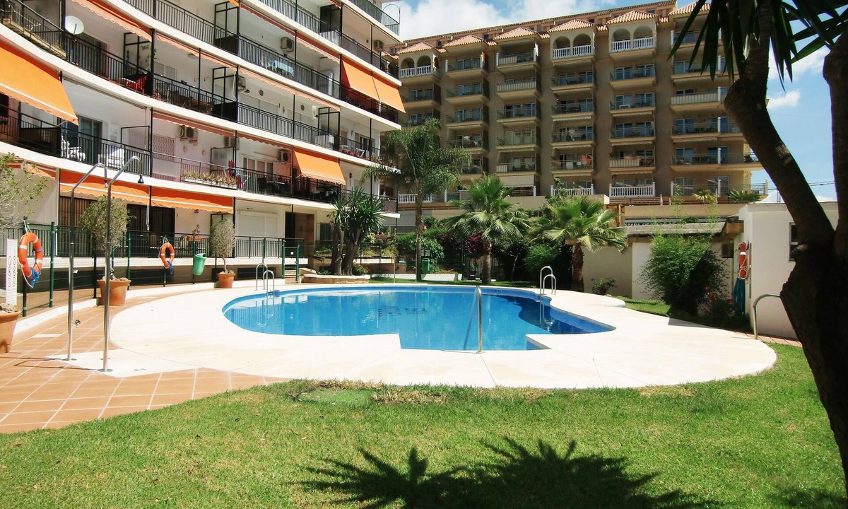 Fuengirola City Centre Apartment | WINTER SUPER PRICES €1475€MONTH WIFI, NETFLIX,TV SAT TERRACE, HEATING175 MTS BEACH