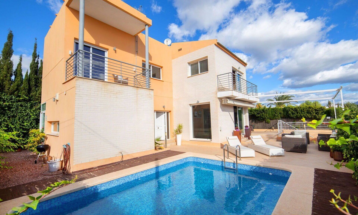 La Colina House | Wonderful private villa for 6 guests with WIFI, private pool, A/C, TV, patio and pets allowed