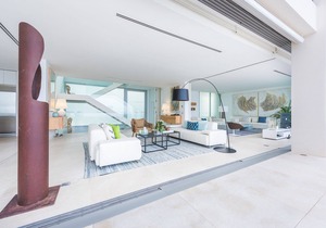 4 bedrooms villa in front of the sea with lift, garage and garden