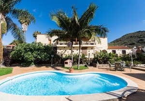 5BR Home - Pool Parking & Tennis Court