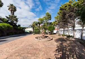 5BR Home - Pool Parking & Tennis Court