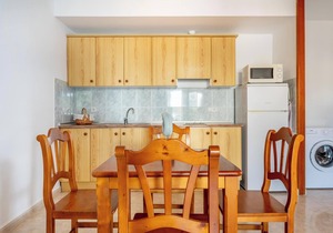 Air-Conditioned Apartment with Pool, Wi-Fi, Balcony and Close to the Beach