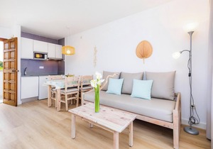 Apartment Close to the Beach with Pool Access, Private Terrace, Air Conditioning and Wi-Fi