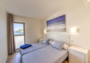 APARTMENT IN CALA MILLOR, Modern, DIRECTLY ON THE BEACH, SEAVIEW, Wifi Incl, up to 4 pers.