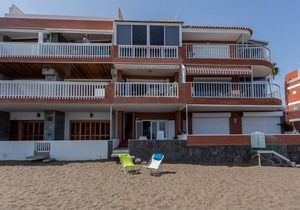 Apartment with Terrace on the Beachfront.