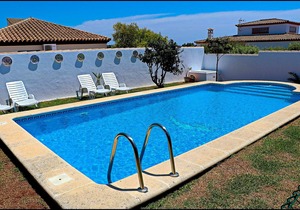 Bungalow with shared pool near beach