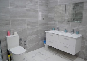 Impressive 1 Bed Apartment with a Stunning Bathroom and Terrace Cb4ev
