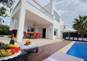 Modern luminious villa with pool near the Marina.