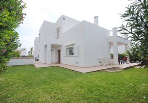 Modern luminious villa with pool near the Marina.