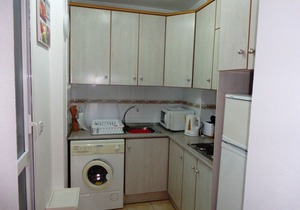 NO EXTRA FEES!** Perfect Location, South Facing, Pool, Shops,Beach, No Car Req!