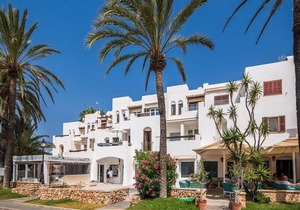 Refurbished 2 Bedroom Apartment with A/C, Communal Pool, Private Terrace at the Marina in Cala d'Or!