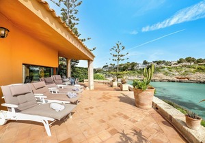Villa Es Mirador with Sea View, Wi-Fi, A/C, Terrace & Garden; Parking Available