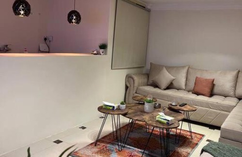 Riyadh Apartment | شقة فندقية بتصميم عصري وبأثاث فاخر ودخول ذاتي.