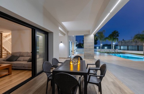 Catral Villa | 200 m² Villa ∙ 5 bedrooms ∙ 16 guests