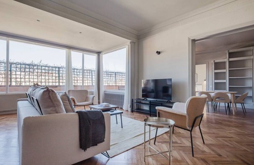 Dreta de l'Eixample House | 250 m² House ∙ 3 bedrooms ∙ 6 guests
