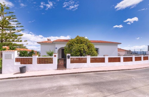 Alhaurin de la Torre Villa | 450 m² Villa ∙ 4 bedrooms ∙ 12 guests