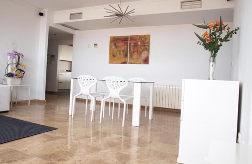 Penya-roja Apartment | ApartUP Opera Tower View