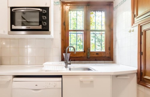 Santa Cruz House | Casa Elvira, house with swimming pool and gardens close to the Cathedral and Alcazar Palace