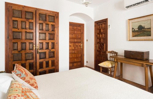 Santa Cruz House | Casa Elvira, house with swimming pool and gardens close to the Cathedral and Alcazar Palace