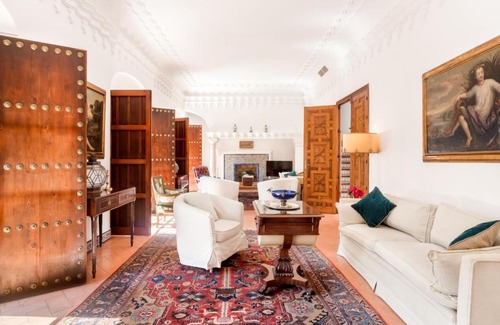 Santa Cruz House | Casa Elvira, house with swimming pool and gardens close to the Cathedral and Alcazar Palace