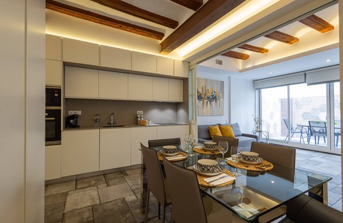 La Seu Apartment | CENTER-MODERN 1BR, 2BA-TERRACE, WI-FI, A/C