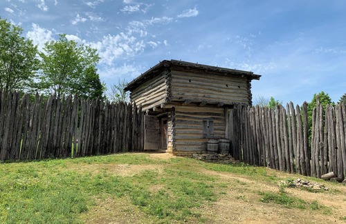 Galena Boat Rental | Charming 1-bedroom boat in brilliant Galena with AC