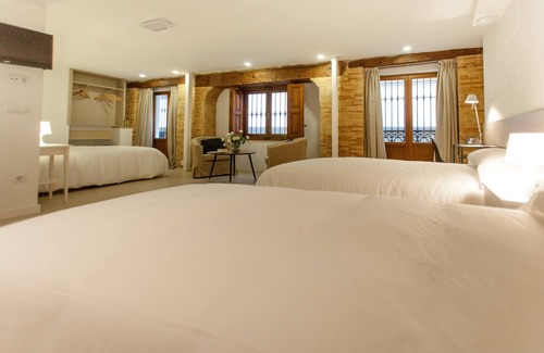Ciutat Vella Hostel | Host & Home