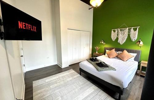 Near South Side Apartment | Modern 3BR in South Loop with Optional Parking and Gym Access Near McCormick Place, Chinatown and Soldier Field