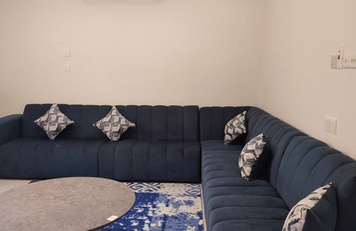 Buraydah Cabin | Private room 8m for men. Bed, AC, side table, Wi-Fi. Shared baths, lounges.