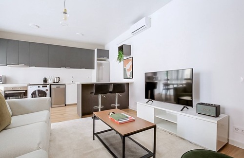 La Nova Esquerra de l'Eixample Apartment | Serene Nova Esq de l'Eixample 2BR w/A/C, W/D & Elev, by Blueground
