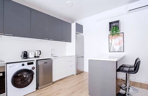 La Nova Esquerra de l'Eixample Apartment | Serene Nova Esq de l'Eixample 2BR w/A/C, W/D & Elev, by Blueground