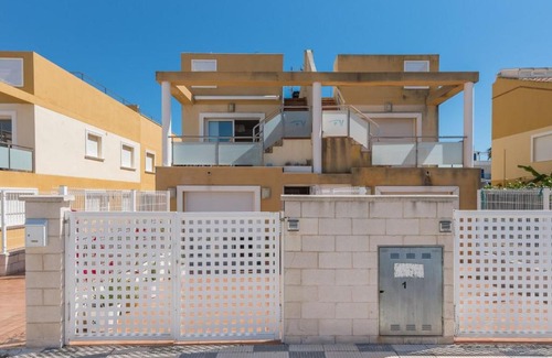 Oliva House | Spacious Holiday Home in Oliva with Swimming Pool