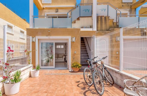 Oliva House | Spacious Holiday Home in Oliva with Swimming Pool