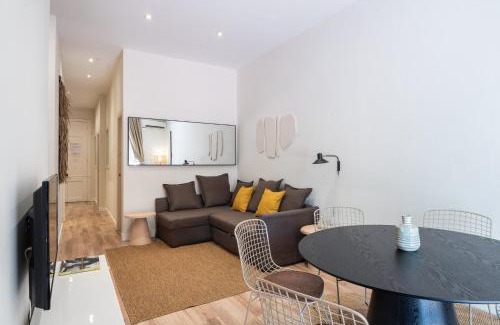 L'Antiga Esquerra de l'Eixample Apartment | Sunny Central Apartment with 100sqm Terrace in Barcelona