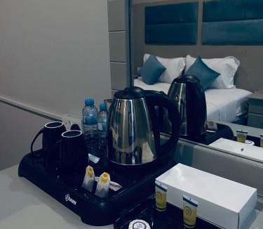 Khamis Mushait Hotel | جناح ديلوكس غرفة وصالة في موقع مميز - مرخصة ضيافة خاصة -