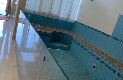 Buraydah Ski Chalet | شاليه بصالة مطلة على مسبح