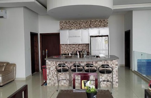 Buraydah Ski Chalet | شاليه بصالة مطلة على مسبح