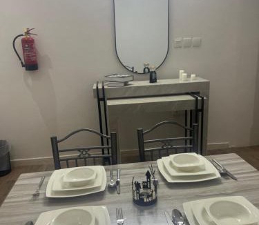 Al Kura Apartment | شقة غرفة نوم ومجلس ومطبخ وحمام